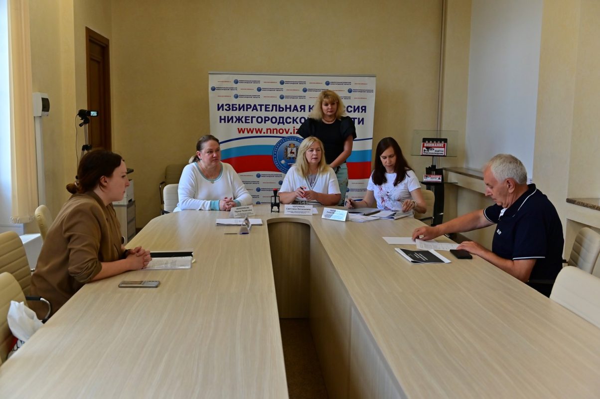 Кандидаты на выборах губернатора Нижегородской области представили в облизбирком документы для регистрации