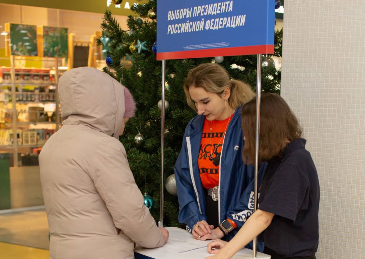 В Кстове идет сбор подписей за кандидата на выборы президента РФ Владимира Путина