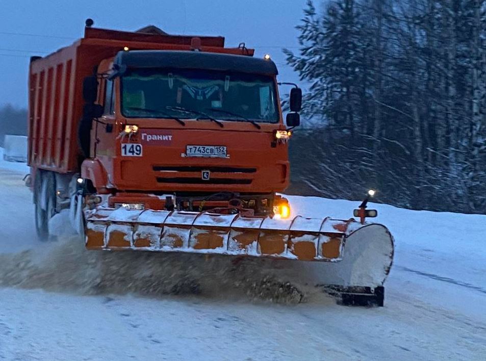 На расчистке региональных дорог в Нижегородской области задействовано более 900 единиц техники
