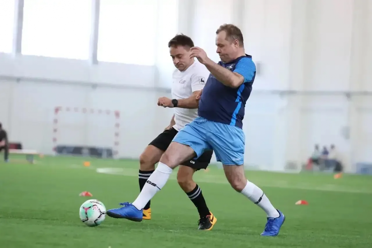 Команда правительства региона сыграла товарищеский футбольный матч с участниками программы «Герои. Нижегородская область»