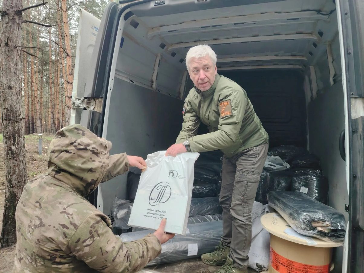 Нижегородские артисты привезли гуманитарную помощь и выступили с концертами перед бойцами в зоне СВО