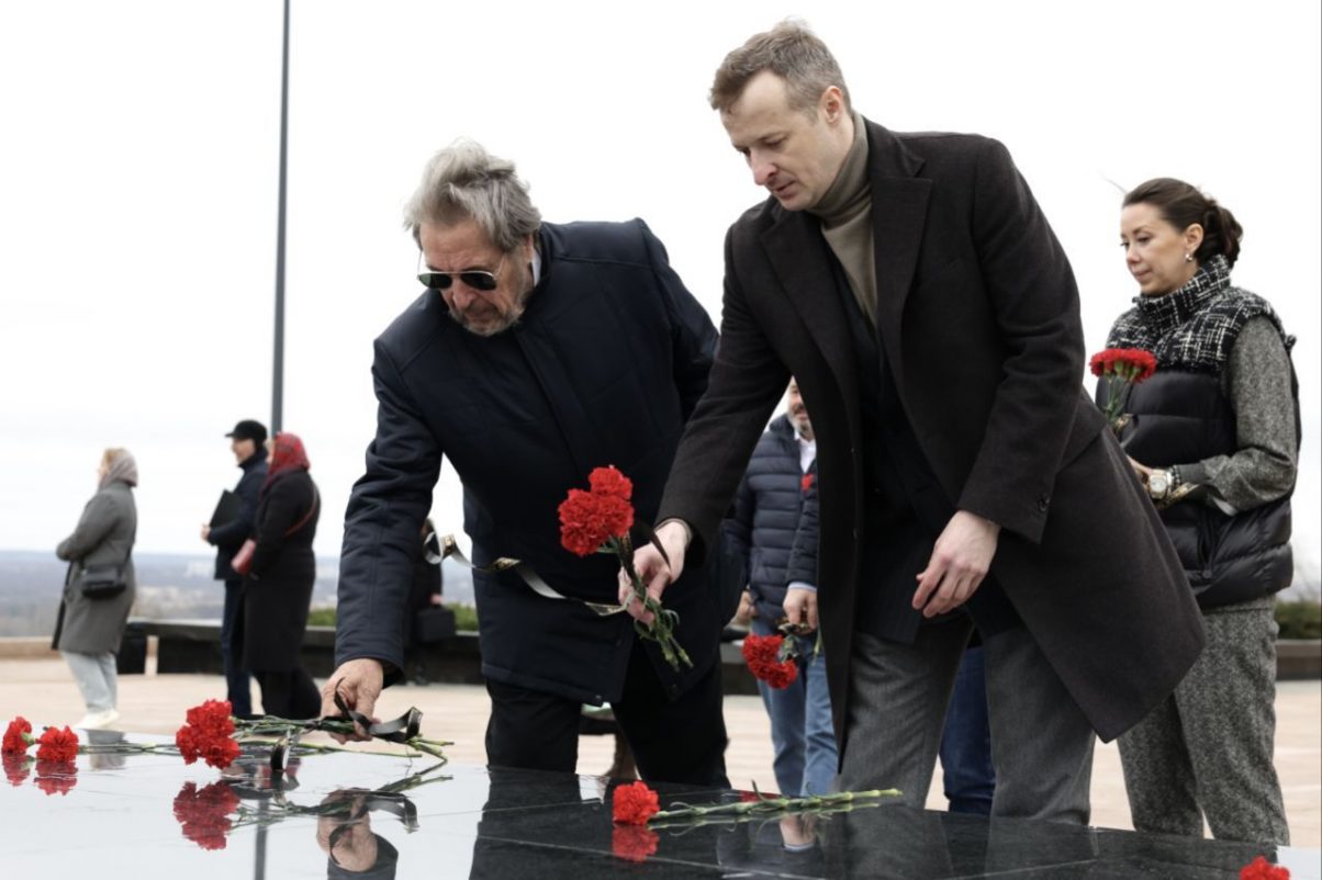 Дмитрий Старостин и Эррол Маск возложили цветы к Вечному огню в Нижегородском кремле
