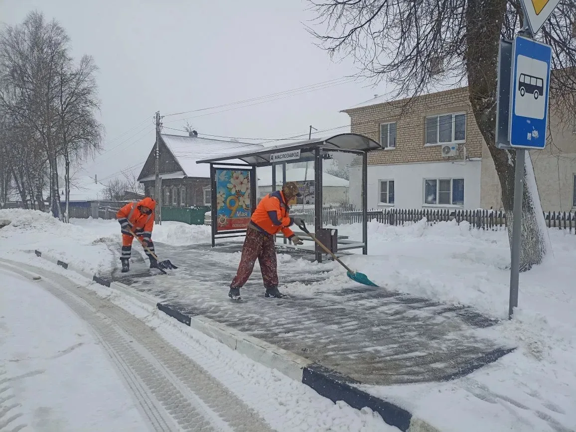 Нижегородские дорожники в четыре раза увеличили расход противогололедных материалов из-за продолжительного снегопада